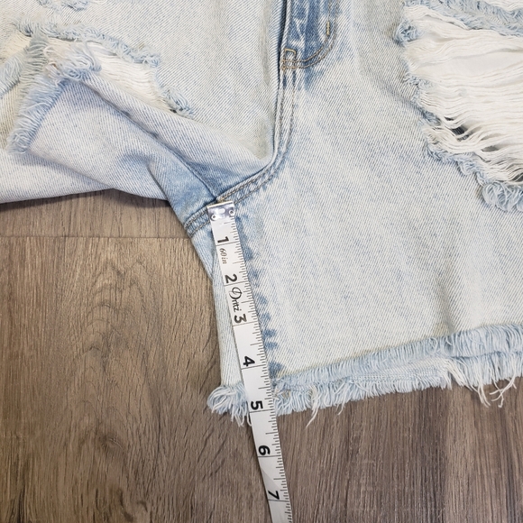 AE Mom Short Light Wash Women's 2 (28) High Rise Distressed Jean Shorts Raw Hem - Picture 7 of 8